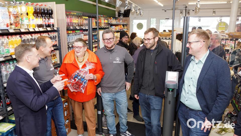 Für die Gemeinde Kulmain überreichte Gemeinderätin Sybille Bayer ein Gemeindewappen aus Glas: (von links) MdL Tobias Reiß, Patrick Schraml, Sybille Bayer, Michael Summerer, Tobias Schroll und Marco Pscherer. Bild: bkr