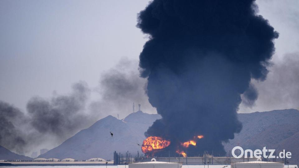 Ein Feuer und Rauchschwaden steigen auf, nachdem Trümmer einer abgefangenen iranischen Drohne nach Angaben der Behörden in Fudschaira, Vereinigte Arabische Emirate eine Öleinrichtung getroffen haben. Archivbild: Altaf Qadri/AP/dpa