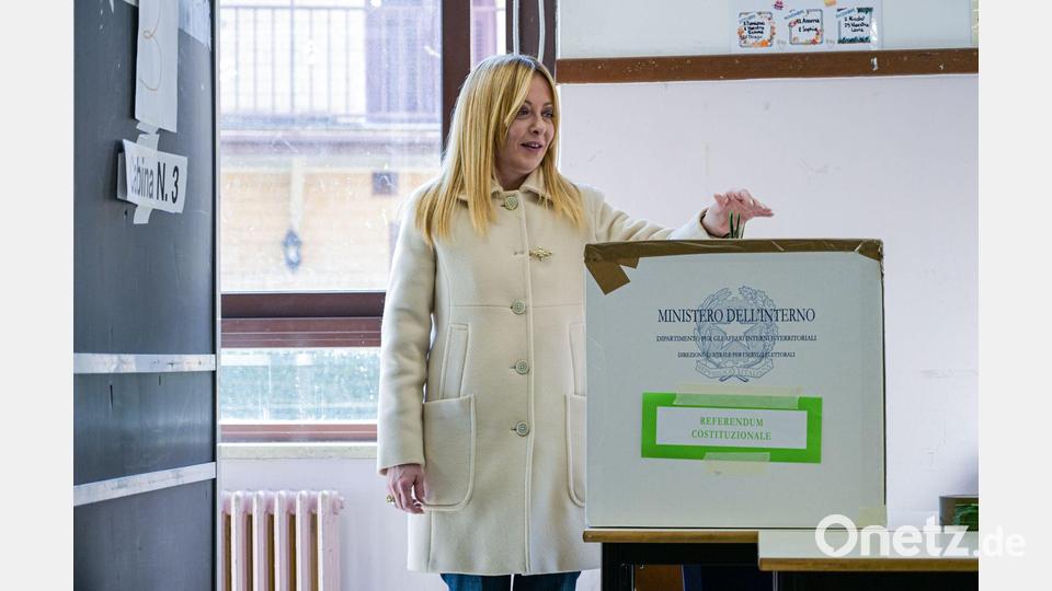 Bei der Stimmabgabe gab sich Ministerpräsidentin Giorgia Meloni noch zuversichtlich. Bild: Valentina Stefanelli/LaPresse/AP/dpa