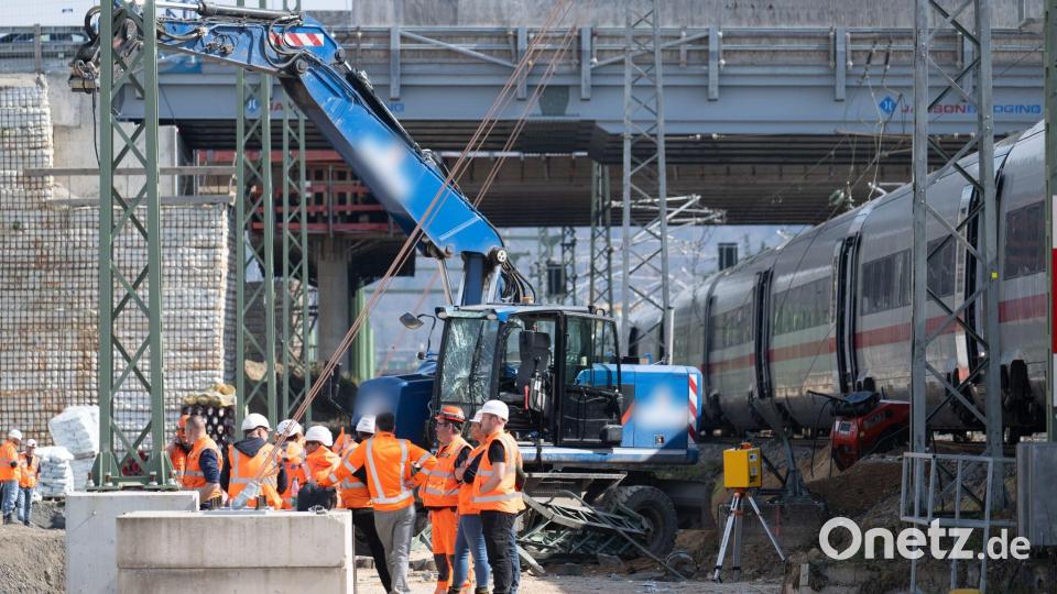 Nach dem Zusammenstoß eines ICE mit einem Baggerarm muss die Höhe des Sachschadens noch ermittelt werden. Bild: Boris Roessler/dpa