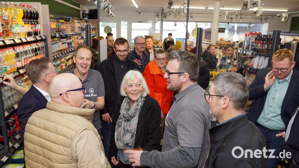 Dicht gedrängt. Auf ein großes Interesse stieß die Eröffnung des 24/7-Ladens. Bild: bkr