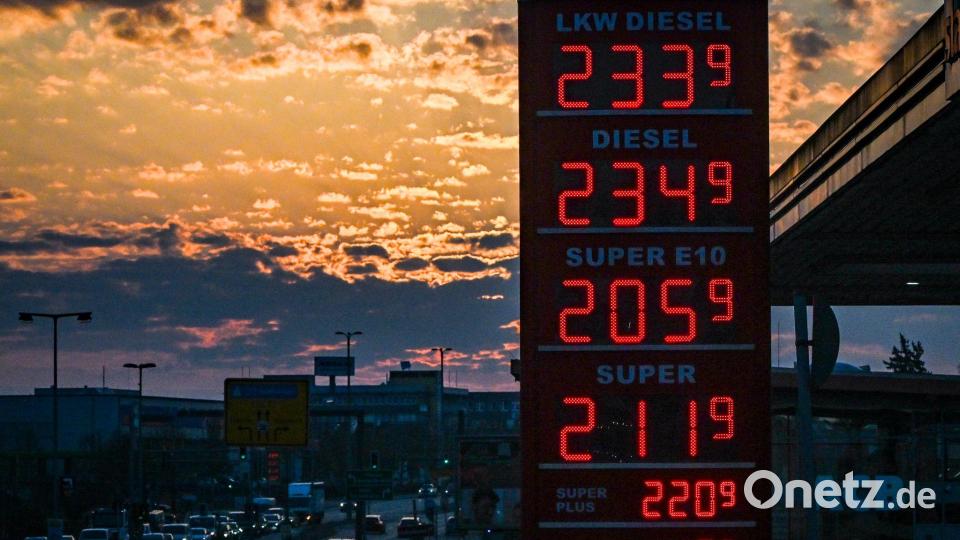 Die Spritpreise an den Tankstellen steigen und steigen. Bild: Jens Kalaene/dpa