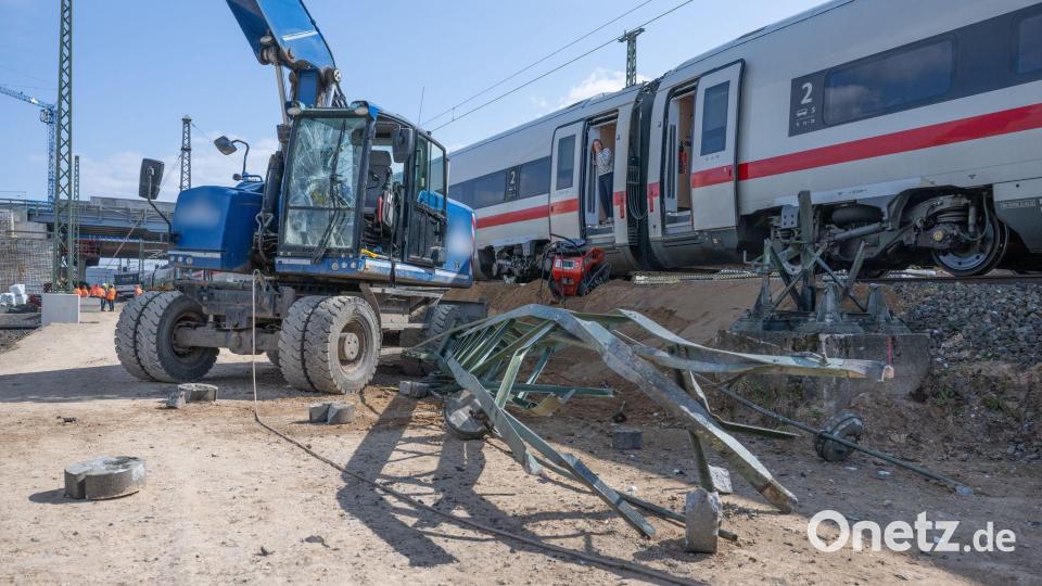 Nach der Kollision eines ICE mit dem Greifarm eines Baggers muss die Schadenhöhe noch ermittelt werden. Bild: Boris Roessler/dpa