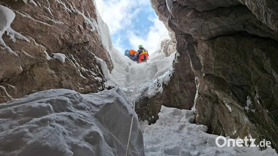 Ein Skitourengeher ist 25 Meter tief in eine Doline gestürzt Bild: -/Bergrettung Salzburg/dpa