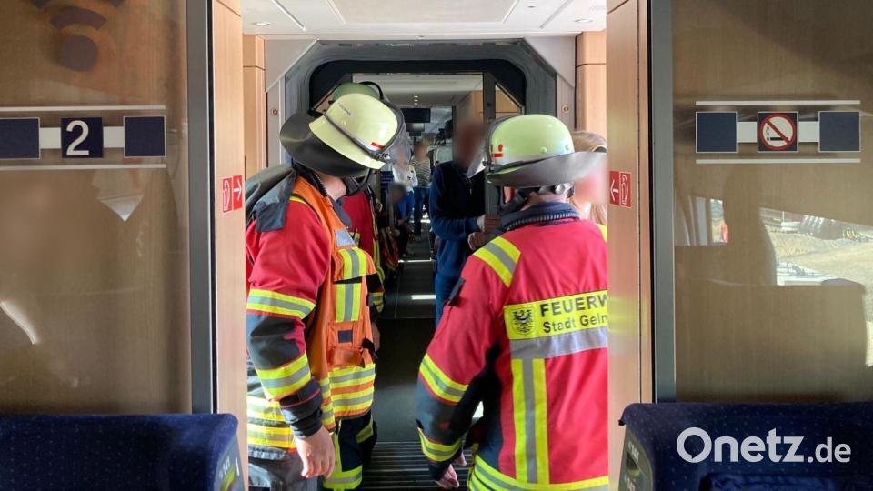 Der Zug steht, die Passagiere müssen ihn verlassen. Bild: Privat/dpa