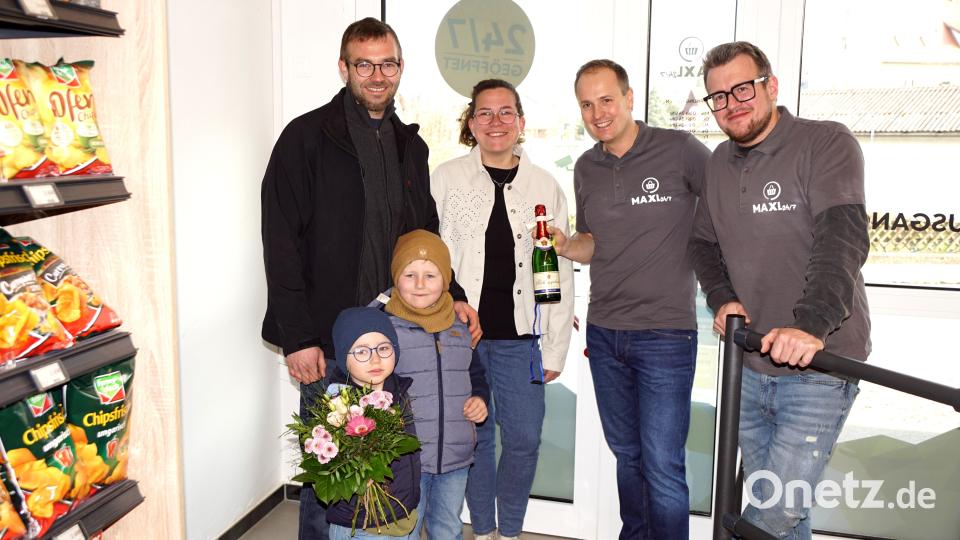 Die ersten Gäste waren Vermieter Tobias Schroll mit Gattin und Kindern. Daneben Patrick Schraml und Michael Summerer (von links). Bild: bkr