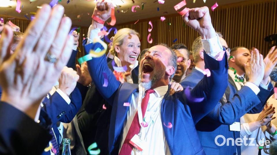 Landtagswahl in Rheinland-Pfalz: Jan Bollinger (AfD), Spitzenkandidat seiner Partei, jubelt neben Alice Weidel (AfD), Vorsitzende der AfD-Bundestagsfraktion, bei der Wahlparty der AfD im Abgeordnetenhaus. Bild: Thomas Frey/dpa