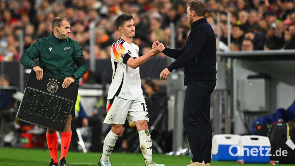 Ungeplantes Wiedersehen bei der Nationalmannschaft: Angelo Stiller (l) und Bundestrainer Julian Nagelsmann. (Archivild) Bild: Tom Weller/dpa