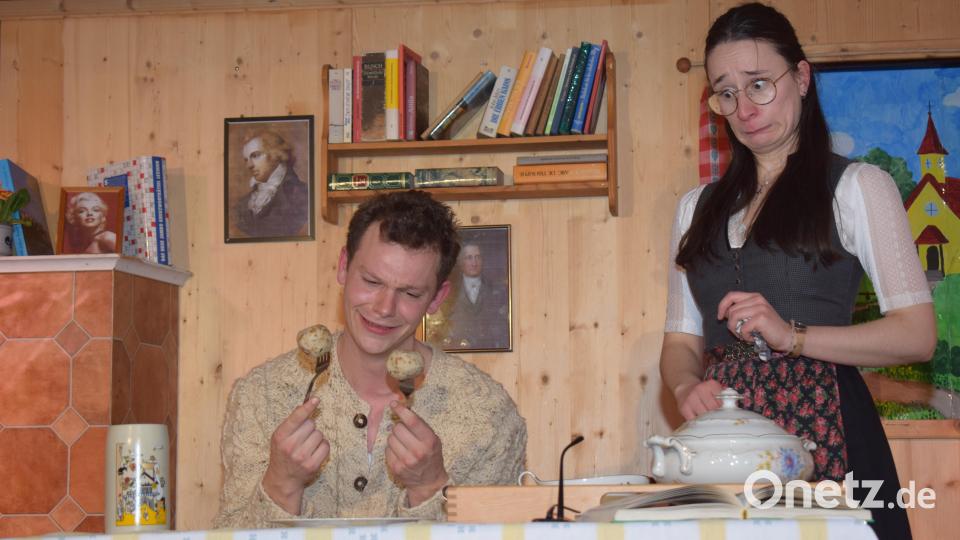 Brezenknödel sind die Leibspeise des armen Heimatromanschriftstellers Ignaz Igel (Lukas Irlbacher) , die ihm seine Schwägerin Emerenz (Anna Forster) täglich auftischt. Bild: bnr