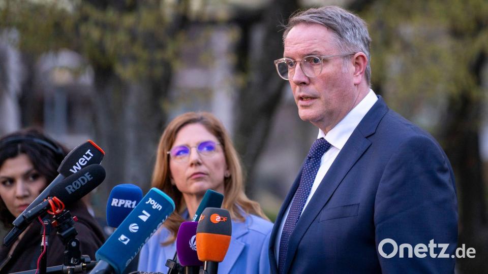 Der abgewählte Ministerpräsident Alexander Schweitzer soll die Koalitionsverhandlungen mit der CDU für die SPD führen. Bild: Andreas Arnold/dpa