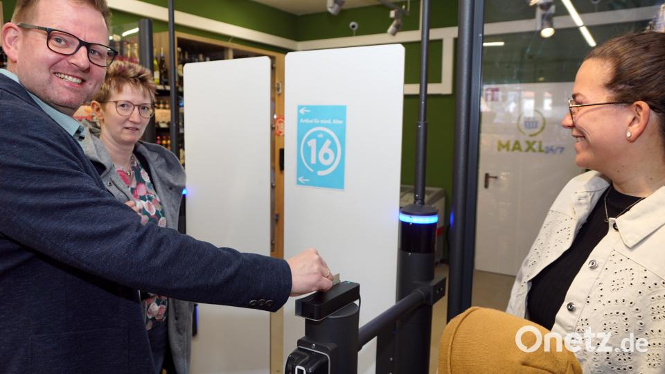 Kulmains zukünftiger Bürgermeister Marco Pscherer testete erfolgreich seinen Personalausweis. Die Eingangstür öffnete sich. Bild: bkr