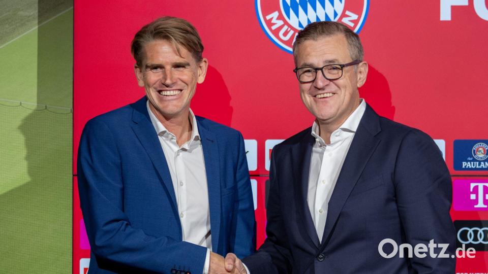 Sportdirektor Freund (l) und Vorstandschef Dreesen (r) gefällt der Weg mit Talenten. (Archivbild) Bild: Ulrich Gamel/Kolbert-Press/dpa