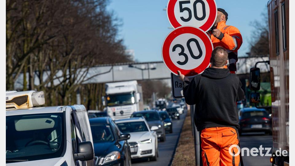 Der Verkehr und die Luftverschmutzung vor allem am Mittleren Ring wird auch den neuen Stadtrat beschäftigen. (Archivbild) Bild: Peter Kneffel/dpa