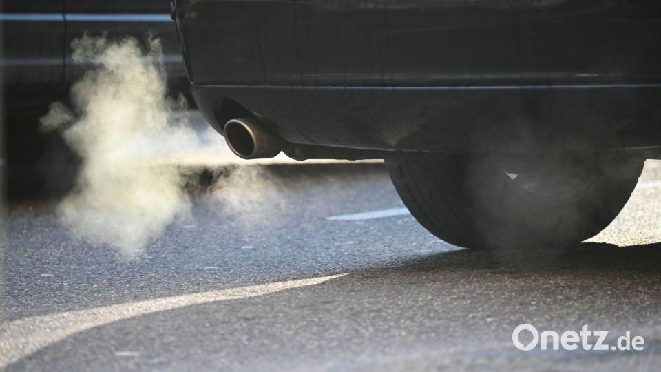 Die Deutsche Umwelthilfe wollte, dass BMW und Mercedes-Benz untersagt wird, in Zukunft Neuwagen mit klimaschädlichen Verbrennungsmotoren zu verkaufen. (Symbolbild) Bild: Katharina Kausche/dpa