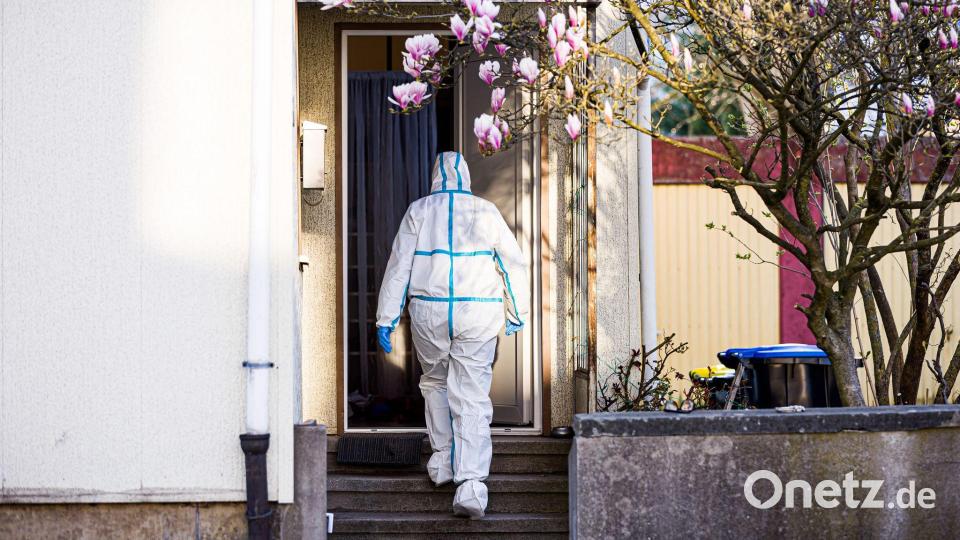 An dem Einfamilienhaus in Barsinghausen läuft die Spurensicherung. Bild: Moritz Frankenberg/dpa