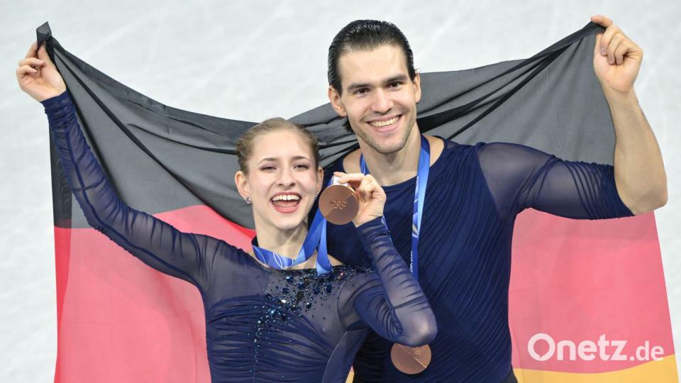 Minerva Hase und Nikita Volodin wollen nach der WM ähnlich strahlen wie nach Bronze bei Olympia. (Archivbild) Bild: Peter Kneffel/dpa