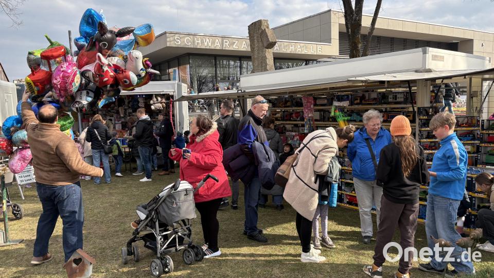 Auch der Vorplatz vor der Schwarzachtalhalle war sehr gut besucht. Bild: sns