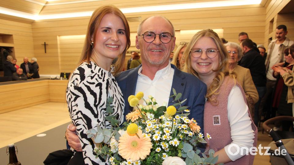 Hans-Peter Schärl, der neue Bürgermeister von Tirschenreuth, mit seinen Töchtern Luisa (links) und Ann-Sophie. Bild: tss