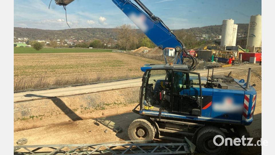 Der beschädigte Bagger steht an einer Baustelle neben den Bahngleisen. Bild: Privat/dpa