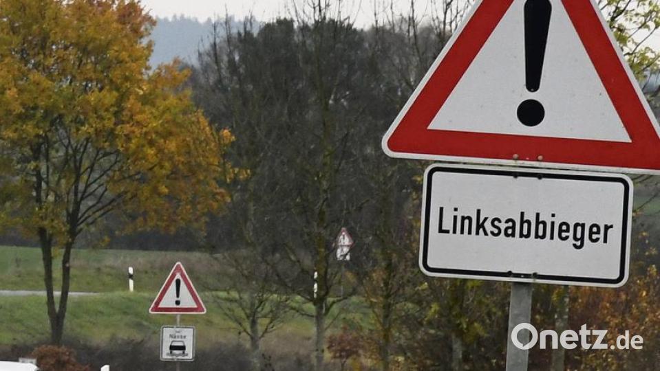 Solche Warnschilder mit dem Hinweis auf Linksabbieger sollen an der Bundesstraße B85 die Kreuzung bei Fromberg/Kleinfalz sicherer machen. Symbolbild: san