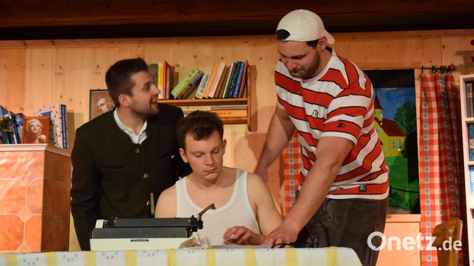 Mit vielen Tricks wollen der Bürgermeister Hopfmoser (Johannes Eckl) und der Taugenichts Fips (Bastian Kraus) dem armen Schriftsteller Ignau Igel (Lukas Irlbacher) seine Himmelschlüsselwiese abluchsen. Bild: bnr