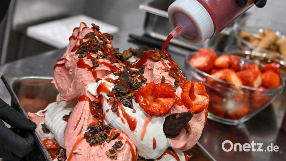 Pinocchio ist eine Melange aus Milcheis und Erdbeersorbet. Bild: Jens Kalaene/dpa