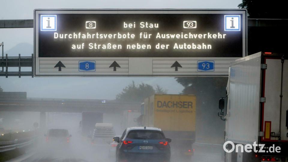 Bei Stau auf der Autobahn lieber die Landstraße nehmen? Das könnte in Bayern die Polizei auf den Plan rufen. (Archivbild) Bild: Peter Kneffel/dpa