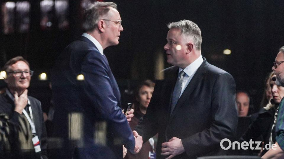 Landtagswahl in Rheinland-Pfalz: Ministerpräsident Alexander Schweitzer (l, SPD) gibt Gordon Schnieder (CDU), Landesparteichef, im ARD Fernsehstudio die Hand. Bild: Andreas Arnold/dpa