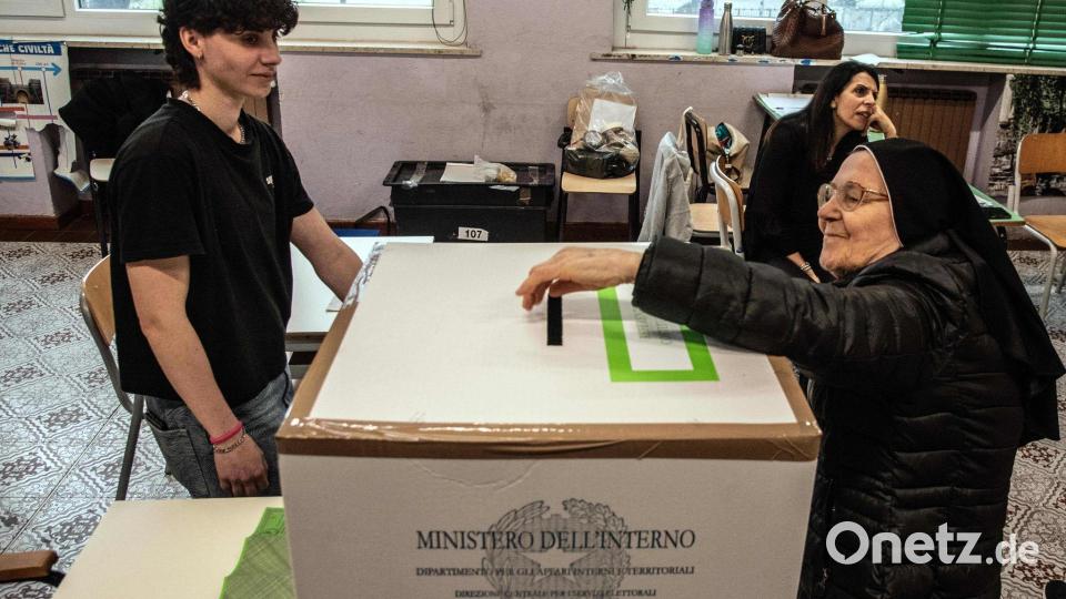 Die Wahllokale waren am Sonntag und Montag geöffnet. Bild: Daniele Solavaggione/LaPresse/AP/dpa