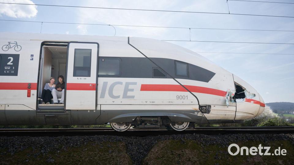 Ein Ersatzzug kam zur Unfallstelle, um die Fahrgäste aus dem ICE aufzunehmen. Bild: Boris Roessler/dpa
