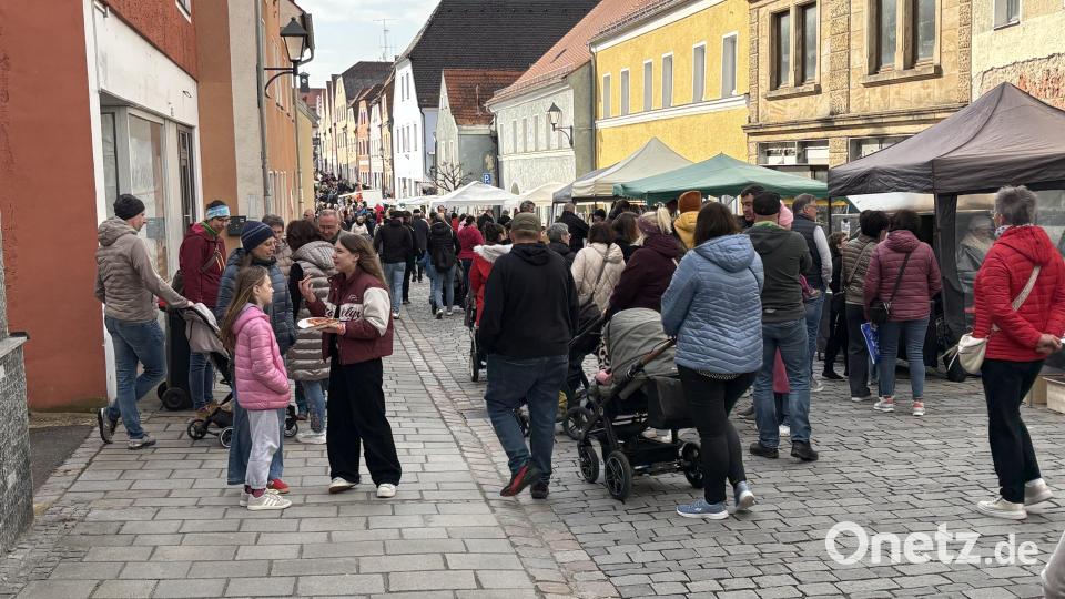 Die Hauptstraße war bis in den frühen Abend sehr stark besucht. Bild: sns