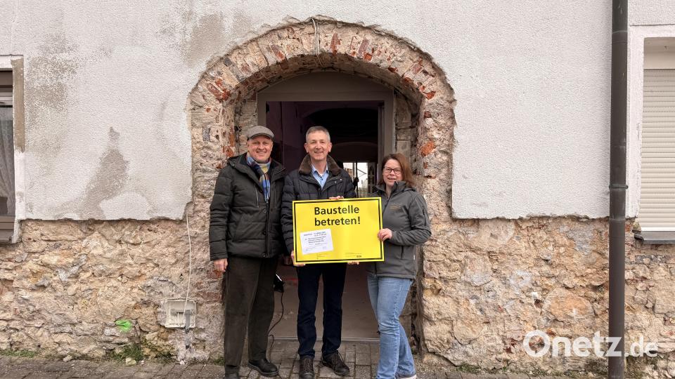 Die Architekten von berschneider + berschneider aus Pilsach: Andreas Schmid und Judith Splettstößer zusammen mit dem Ersten Bürgermeister Albert Geitner. Bild: berschneider+berschneider Architekten BDA+Innenarchitekten