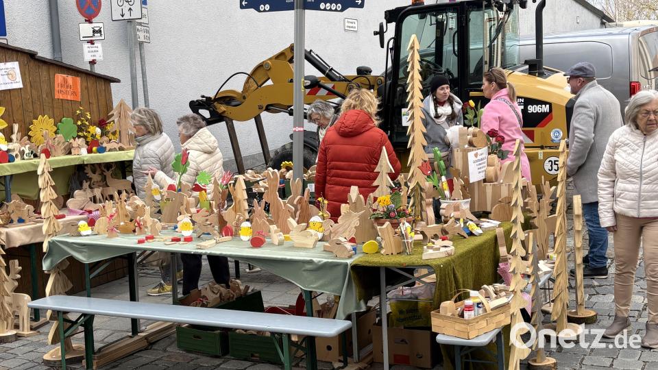 Zahlreiche Aussteller boten beim diesjährigen Ostermarkt in Neunburg ihre Waren an – wie hier Basteldeko und Holztechnik. Bild: sns