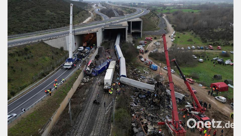 Beim Tempi-Zugunglück in Griechenland vor gut drei Jahren starben 57 Menschen. (Archivbild) Bild: Vaggelis Kousioras/AP/dpa