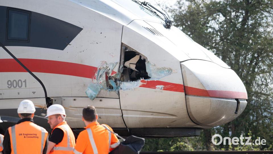 Der durch die Kollision mit einem Baggerarm beschädigte ICE steht bei Gelnhausen auf freier Strecke. Bild: Boris Roessler/dpa
