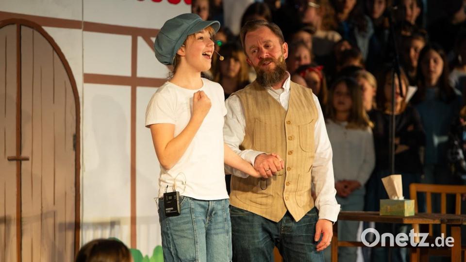 Der Kinder- und Jugendchor St. Michael Poppenricht interpretiert die biblische Geschichte vom verlorenen Sohn neu. Hier Sohn (Enya Bauer) und Vater (Johnny Ambros). Bild: Regina Probst