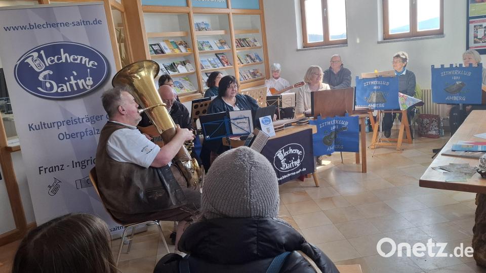 Die Gruppe "Blecherne Sait'n", Kulturpreisträger des Bezirks Oberpfalz, begrüßte die Museumsbesucher in Neusath bei Nabburg. Bild: jua