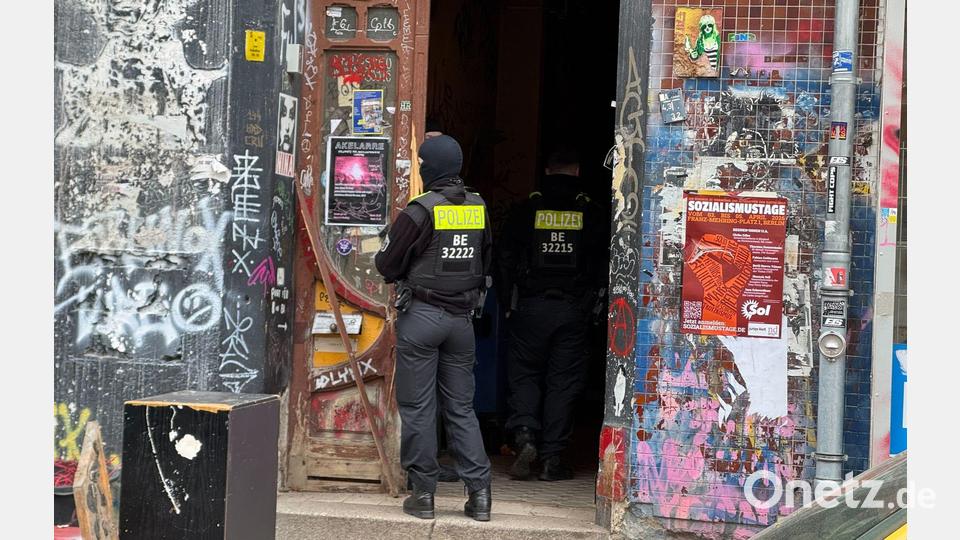 Ein halbes Jahr nach dem Anschlag auf Stromleitungen zum Techpark Adlershof durchsucht die Polizei Wohnungen in mehreren Bundesländern. (Archivbild) Bild: Sven Käuler/dpa
