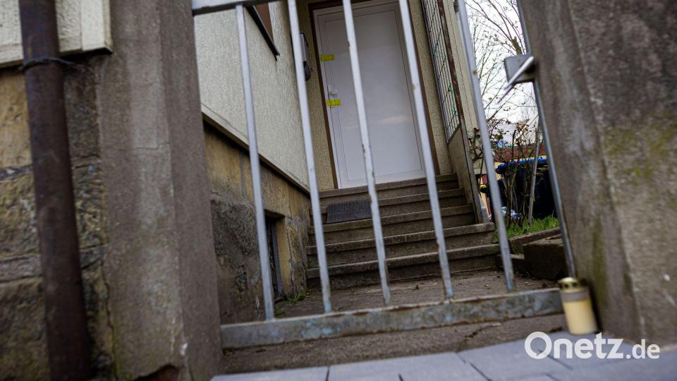 Ein Grablicht wurde vor dem Einfamilienhaus abgestellt. Bild: Moritz Frankenberg/dpa