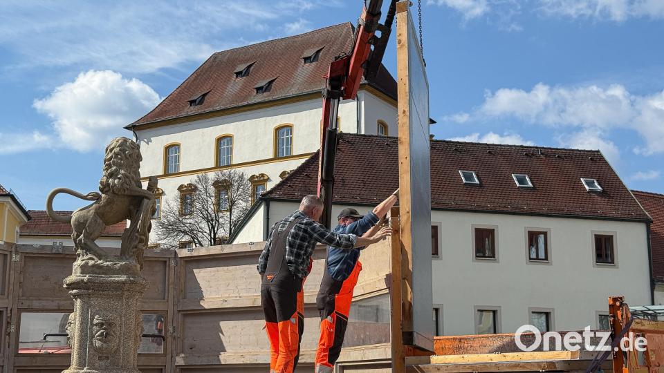 Der Bauhof hat die Holzelemente, die über den Winter den Löwenbrunnen am Luitpoldplatz schützen, mit einem Lkw-Kran entfernt. Bald plätschert hier wieder das Wasser. Bild: Stephan Huber