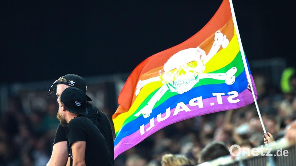 Fans des FC St. Pauli mit der Regenbogenfahne, die weltweit als Symbol für Vielfalt, Toleranz und Akzeptanz steht. (Archivbild) Bild: Christian Charisius/dpa