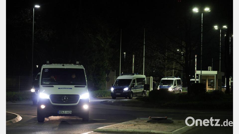 Zahlreiche Einsatzkräfte der Polizei sichern den Transport. Bild: Christoph Reichwein/dpa