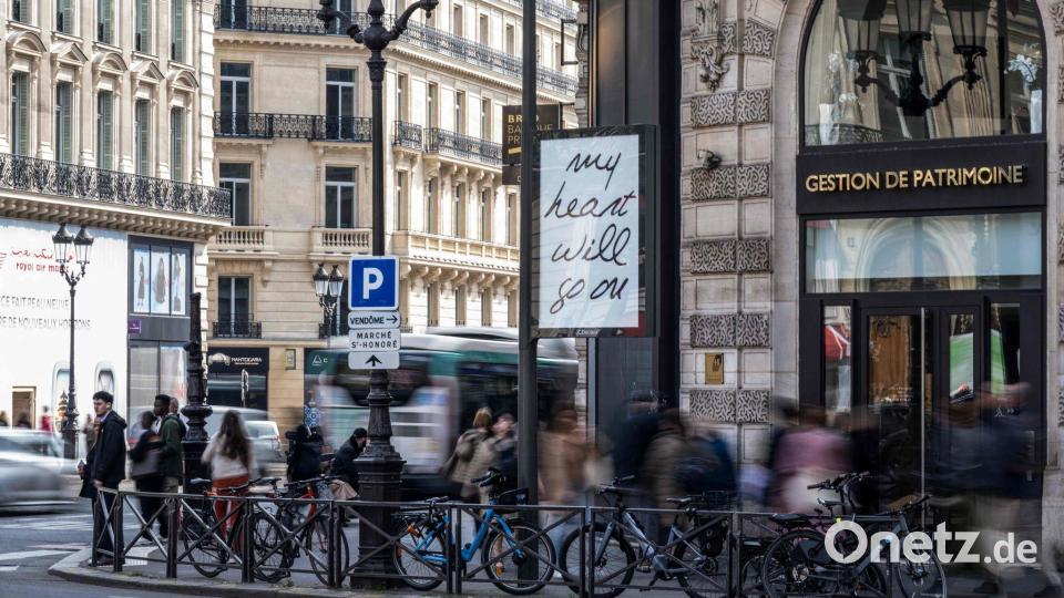 In Paris sind zahlreiche Poster mit Songtiteln von Céline Dion aufgetaucht. Bild: Blanca Cruz/AFP/dpa