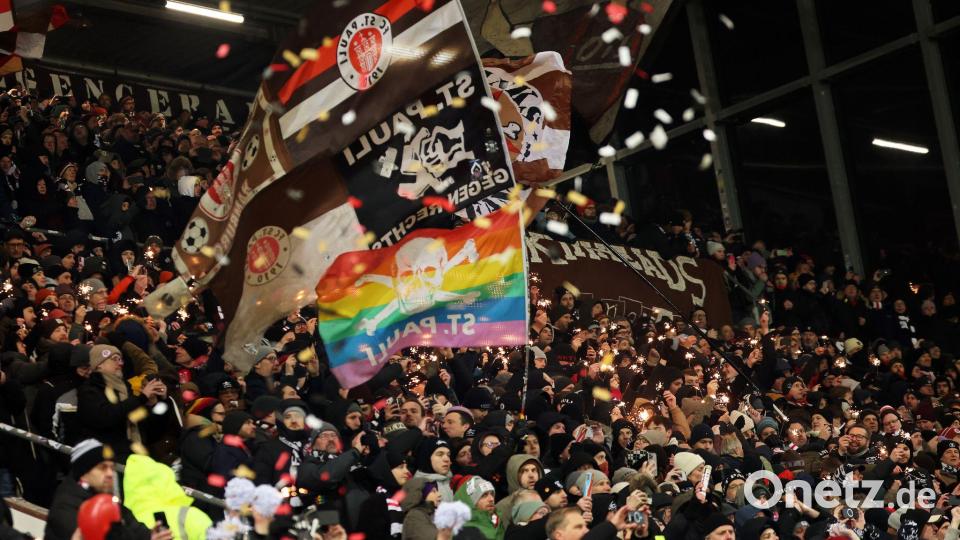 Die Fans des FC St. Pauli gelten in gesellschaftspolitischen Fragen als progressiv. (Archivbild) Bild: Christian Charisius/dpa