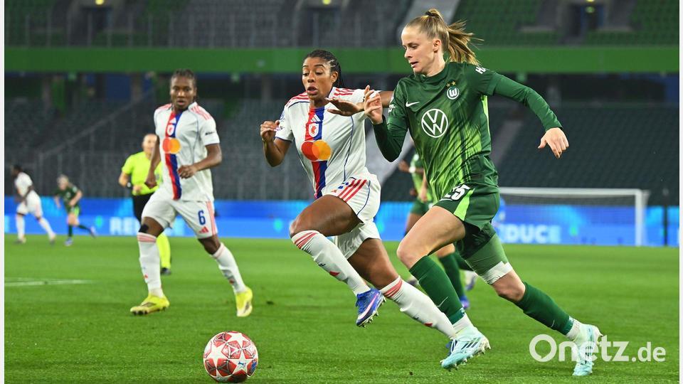 Vivien Endemann (r) wurde als besten Spielerin der Partie ausgezeichnet. Bild: Swen Pförtner/dpa