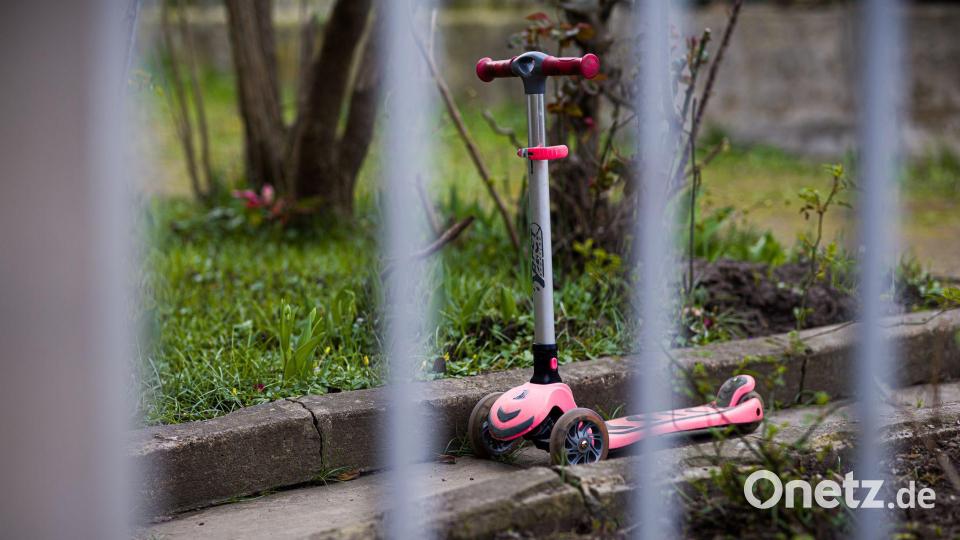 Ein Tretroller steht vor dem Einfamilienhaus in der Region Hannover, in dem sich die Tat ereignete. Bild: Moritz Frankenberg/dpa