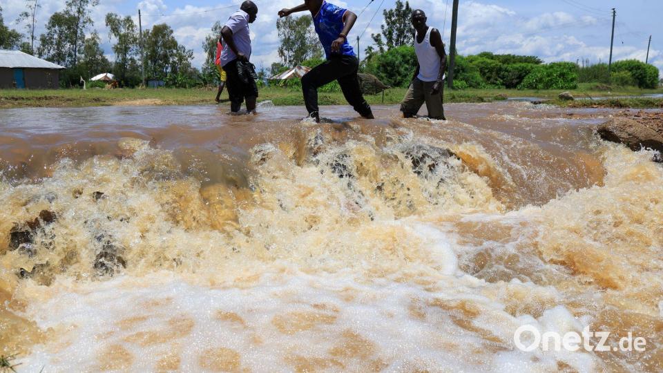 Regierung und Rettungsdienste warnen vor dem Überqueren überschwemmter Straßen, die sich in reißende Flüsse verwandeln können. Bild: Andrew Kasuku/AP/dpa