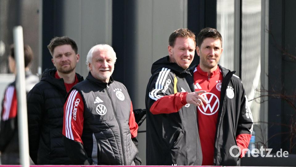 Gute Laune im sonnigen Franken: Sportdirektor Rudi Völler (v.l.), Bundestrainer Julian Nagelsmann und Assistenzcoach Benjamin Glück beim Training. Bild: Federico Gambarini/dpa
