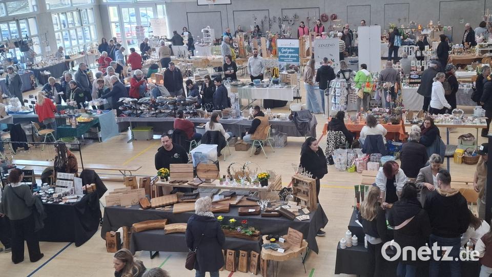 An die 50 Aussteller kamen in die Landgraf-Ulrich-Halle nach Pfreimd, um ihre Waren anzubieten. Sie fanden dabei großes Besucherinteresse. Bild: jua
