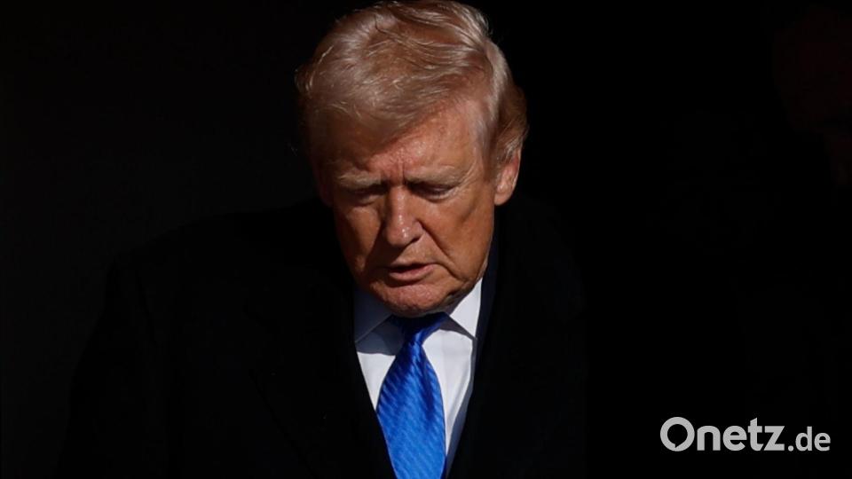 US-Präsident Donald Trump steigt bei seiner Ankunft auf der Joint Base Andrews aus der Air Force One aus. Bild: Luis M. Alvarez/AP/dpa